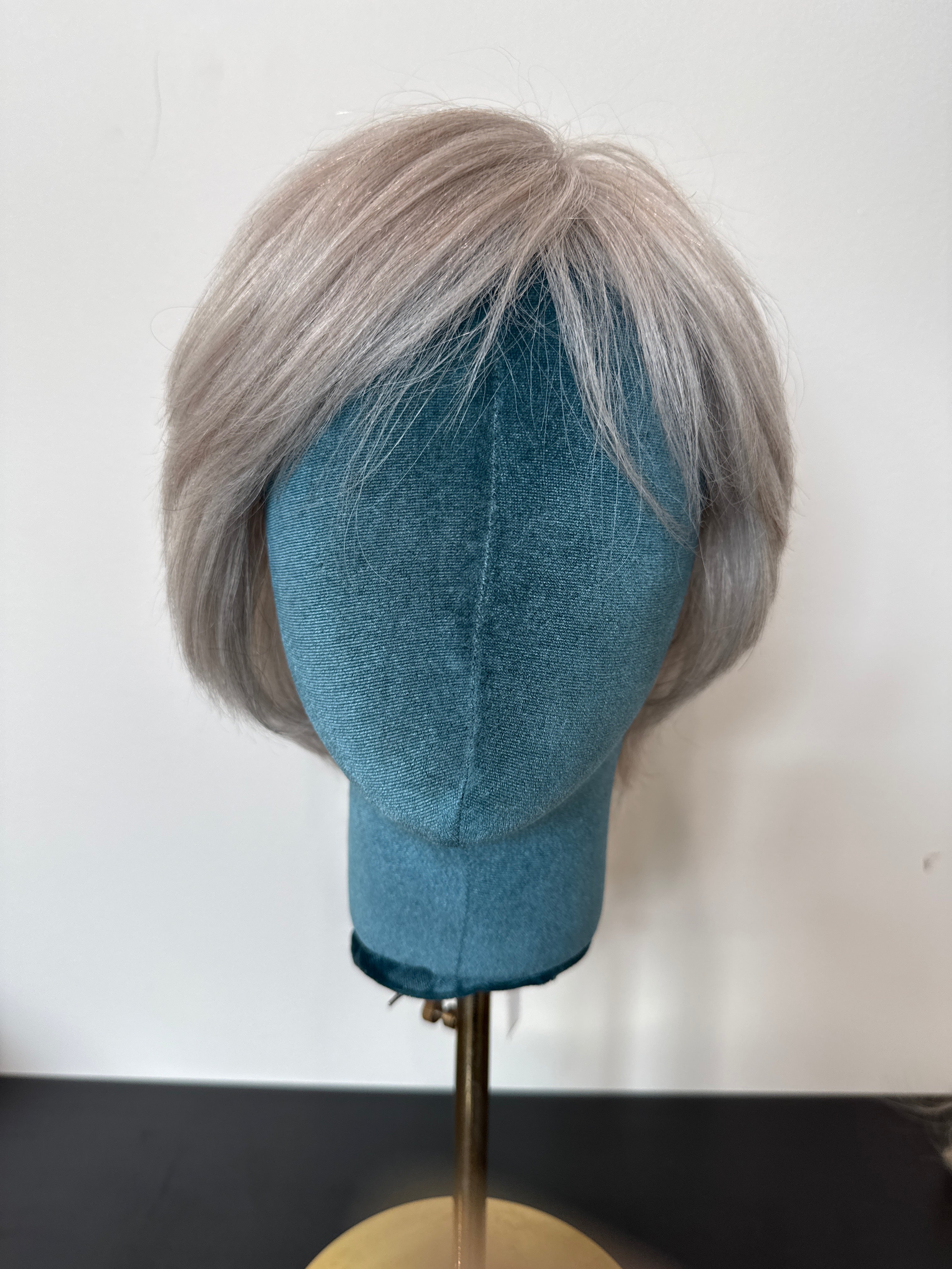 JANET SHORT LACE FRONT WIG Platinum Silver G90