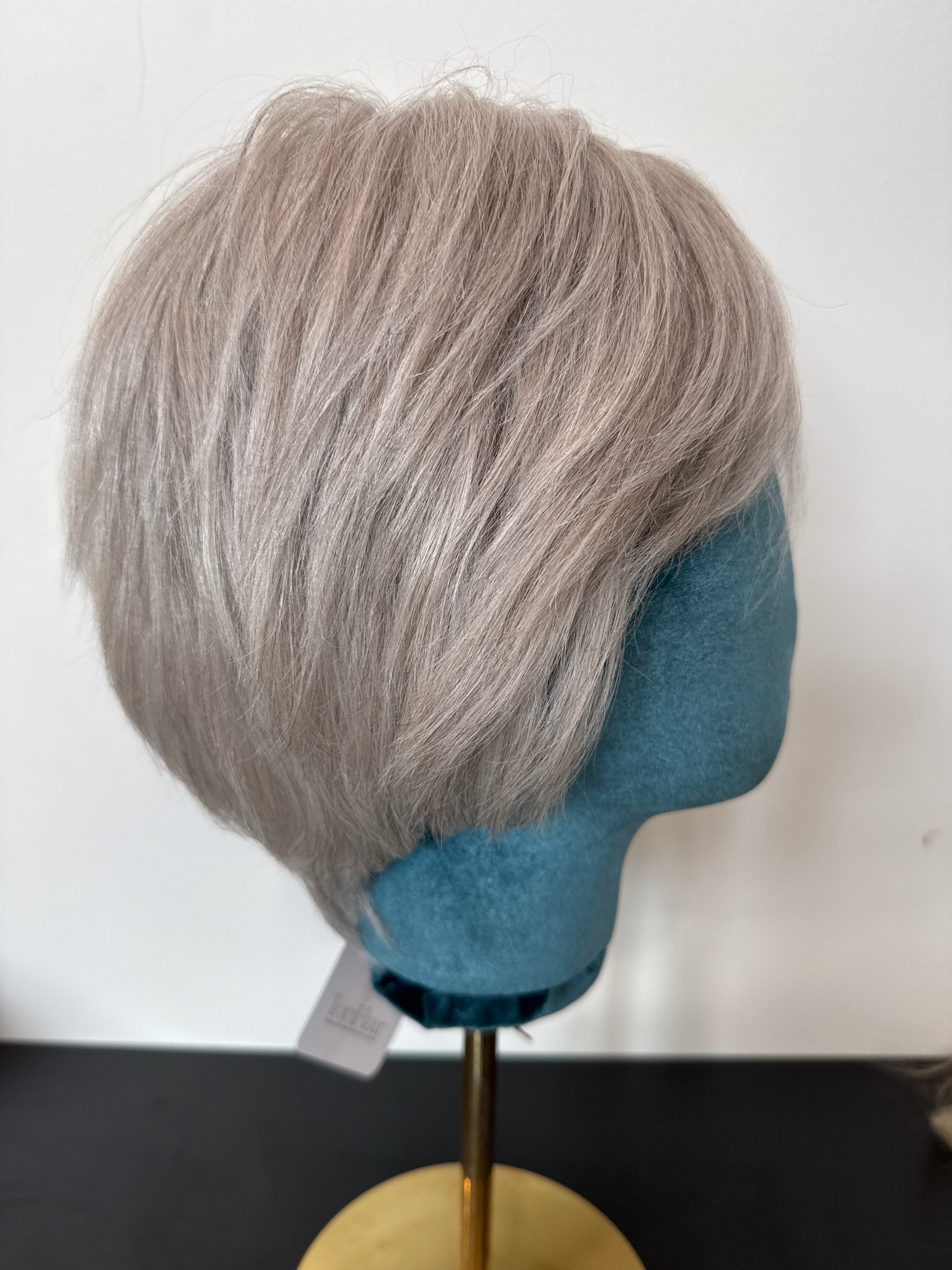 JANET SHORT LACE FRONT WIG Platinum Silver G90