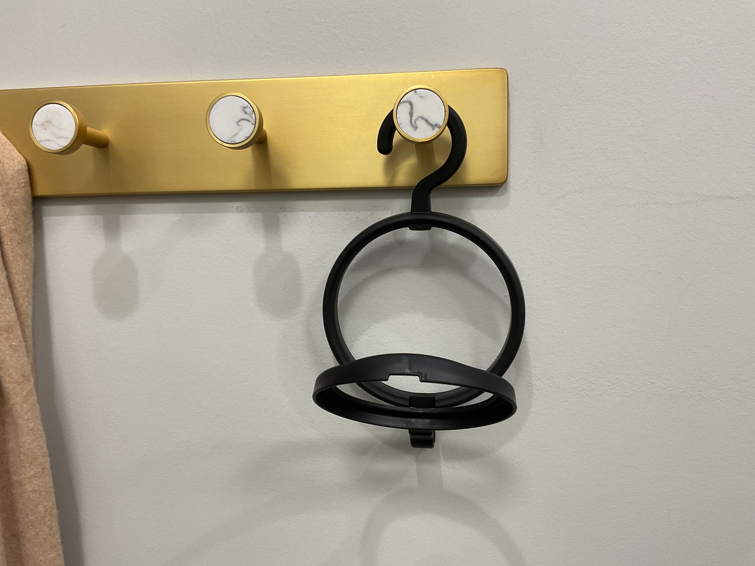 Hanging wig holder