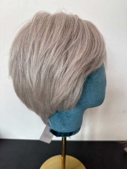 JANET SHORT LACE FRONT WIG Platinum Silver G90