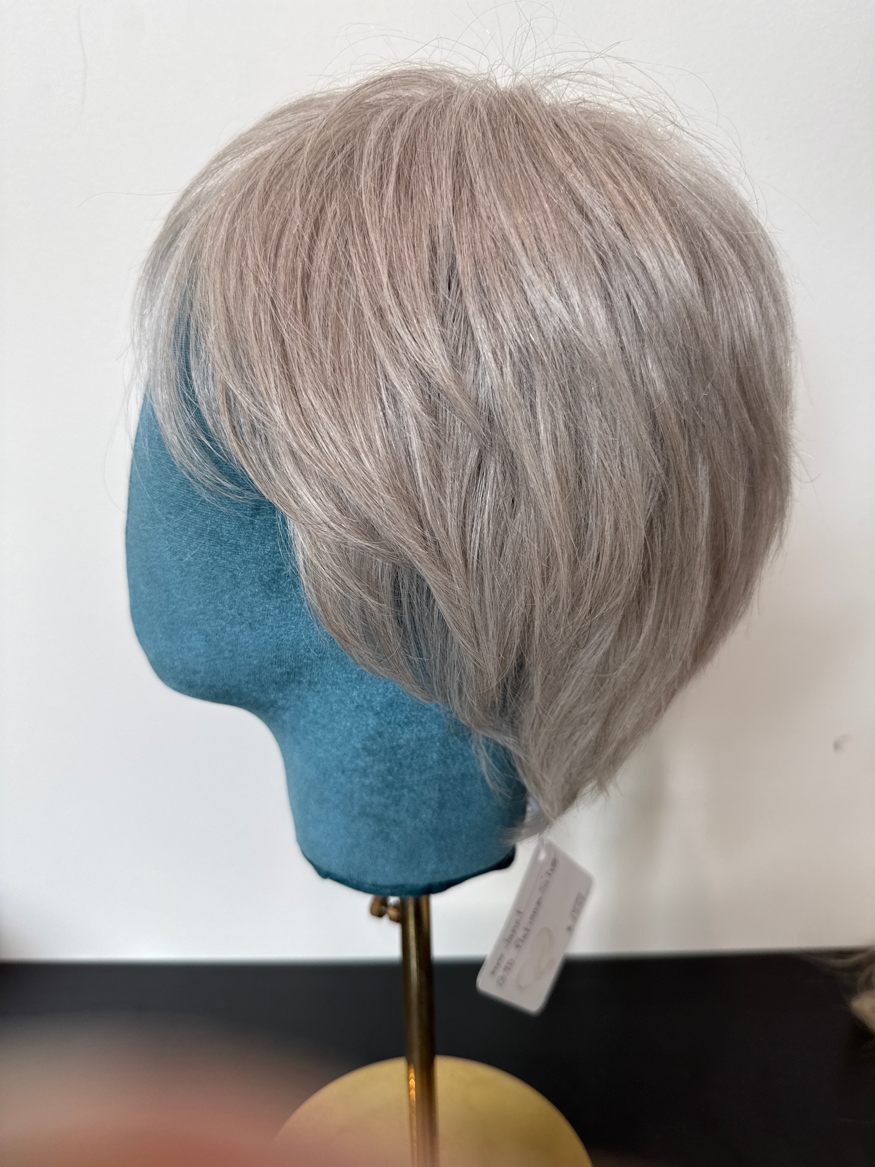 JANET SHORT LACE FRONT WIG Platinum Silver G90
